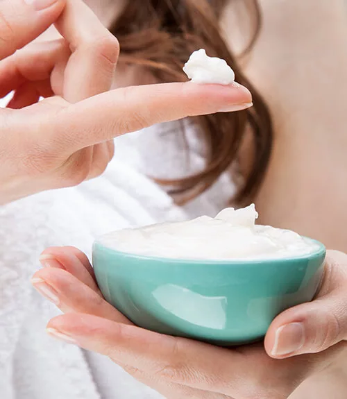 mujer con crema de afeitar